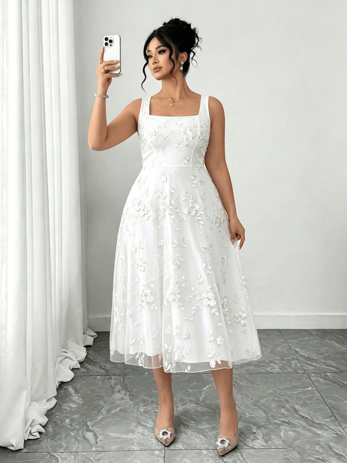 Robe fleurie grande taille, organza brodé et col carré