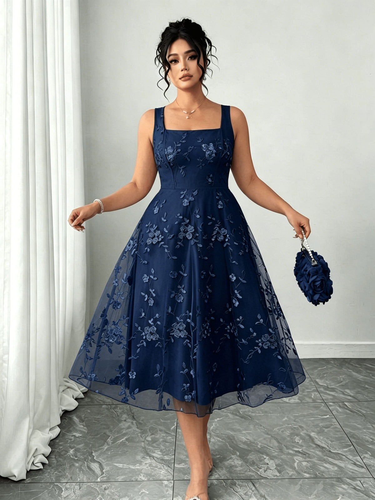 Robe fleurie grande taille, organza brodé et col carré