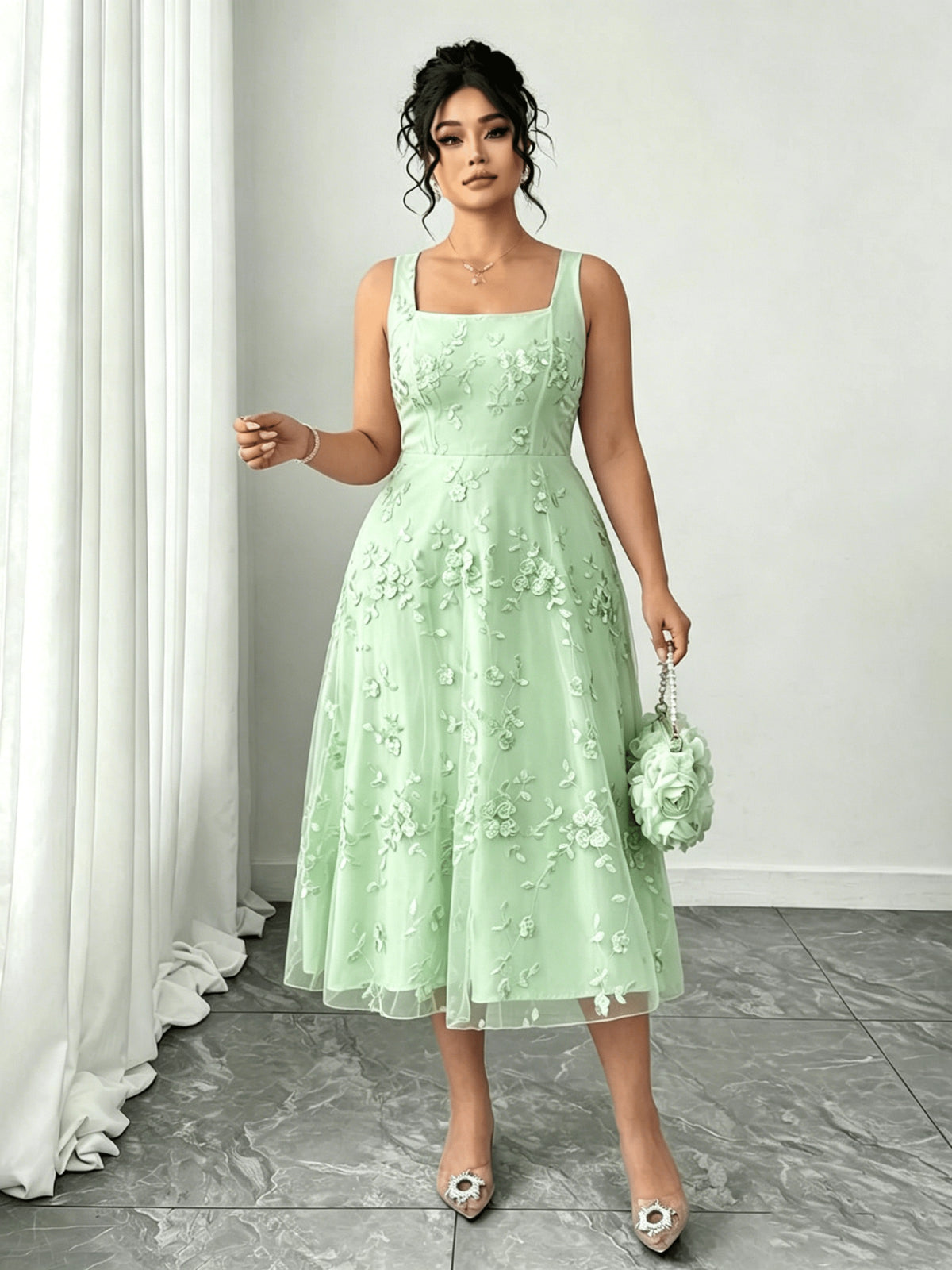 Robe fleurie grande taille, organza brodé et col carré