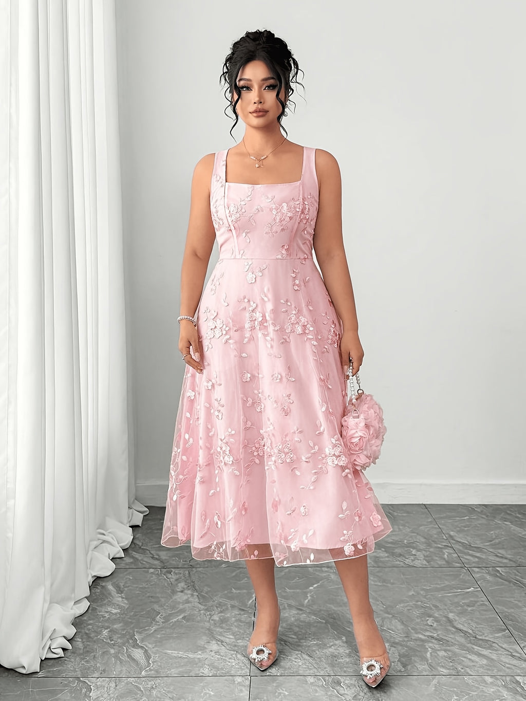 Robe fleurie grande taille, organza brodé et col carré
