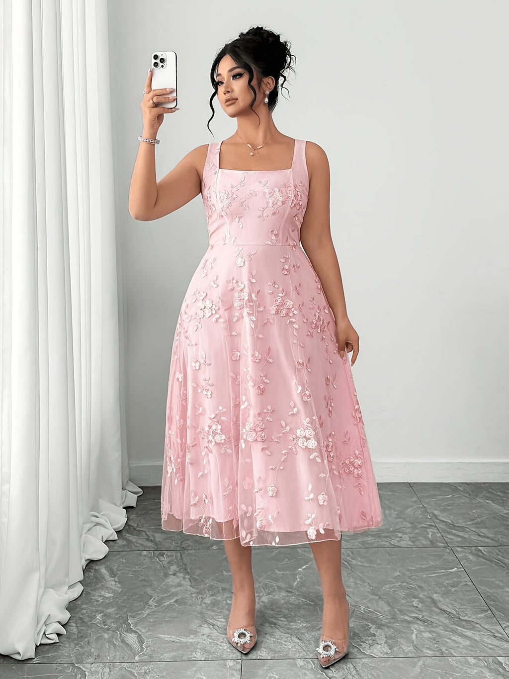 Robe fleurie grande taille, organza brodé et col carré