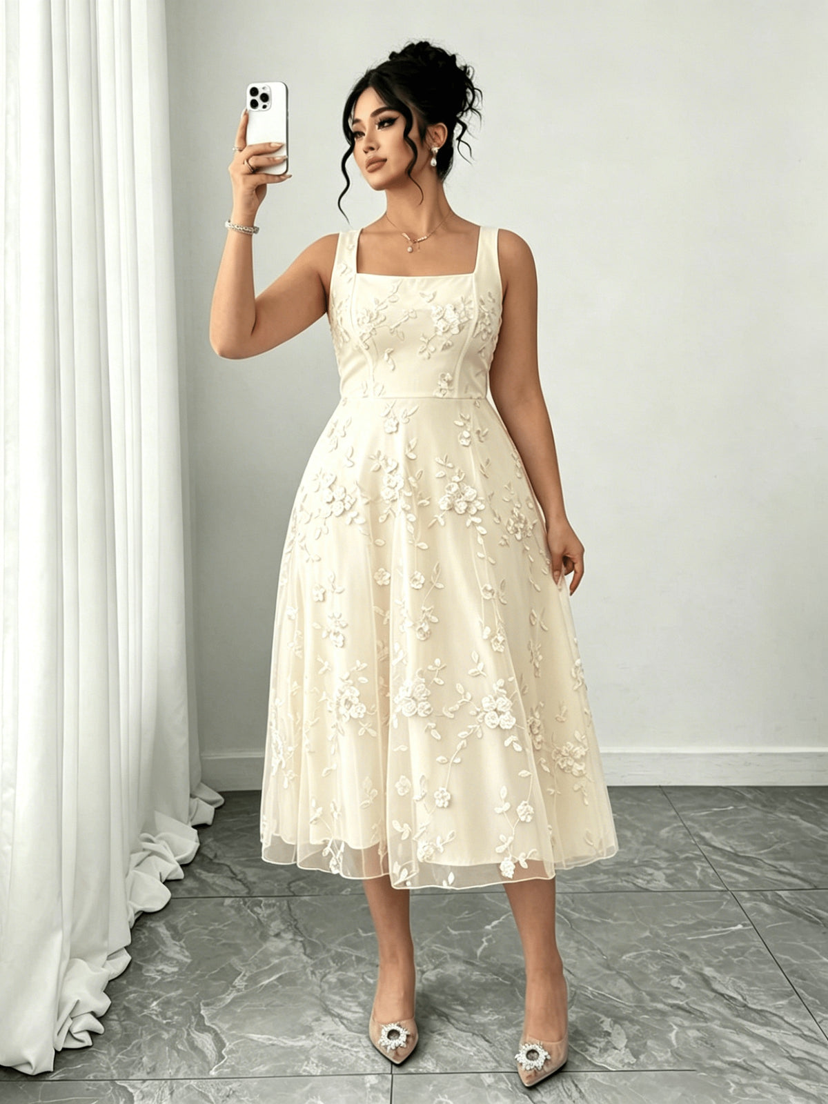 Robe fleurie grande taille, organza brodé et col carré