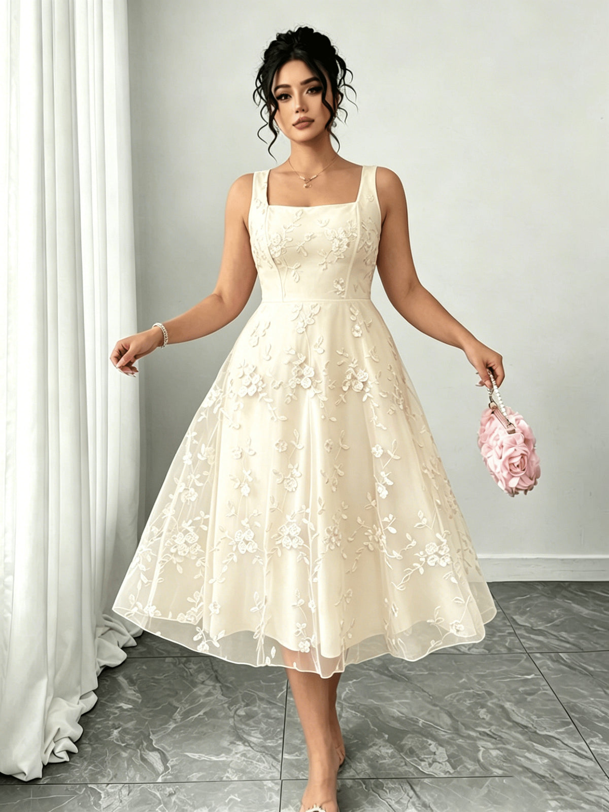 Robe fleurie grande taille, organza brodé et col carré