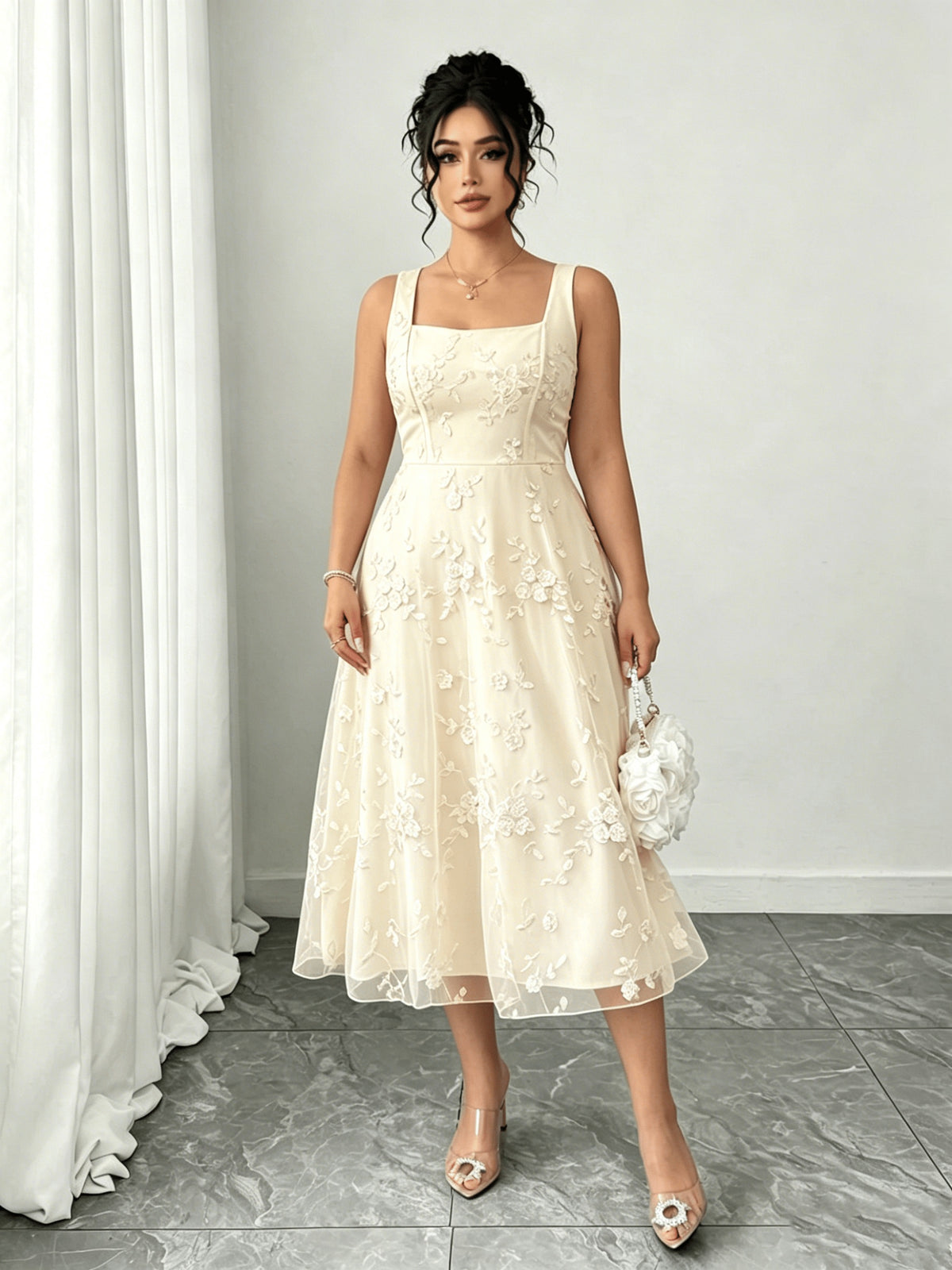 Robe fleurie grande taille, organza brodé et col carré