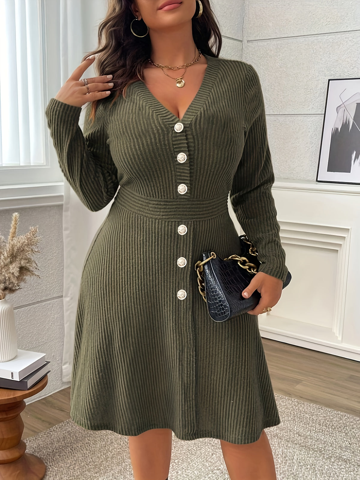 Robe grande taille au genou — Faux boutons nacrés, col en V