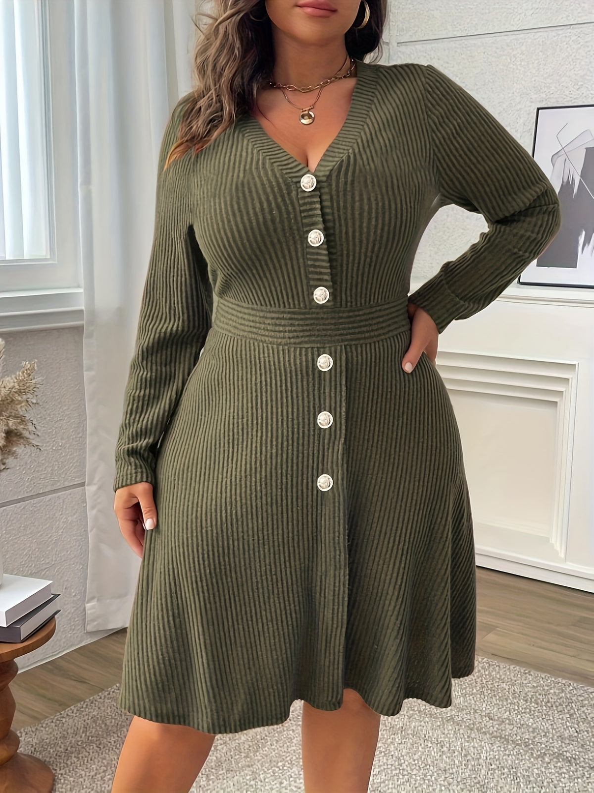 Robe grande taille au genou — Faux boutons nacrés, col en V