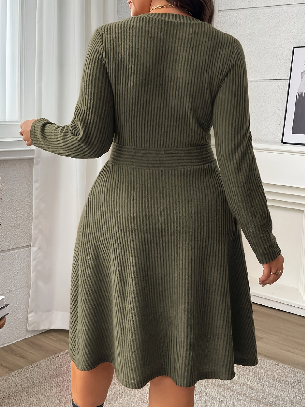 Robe grande taille au genou — Faux boutons nacrés, col en V
