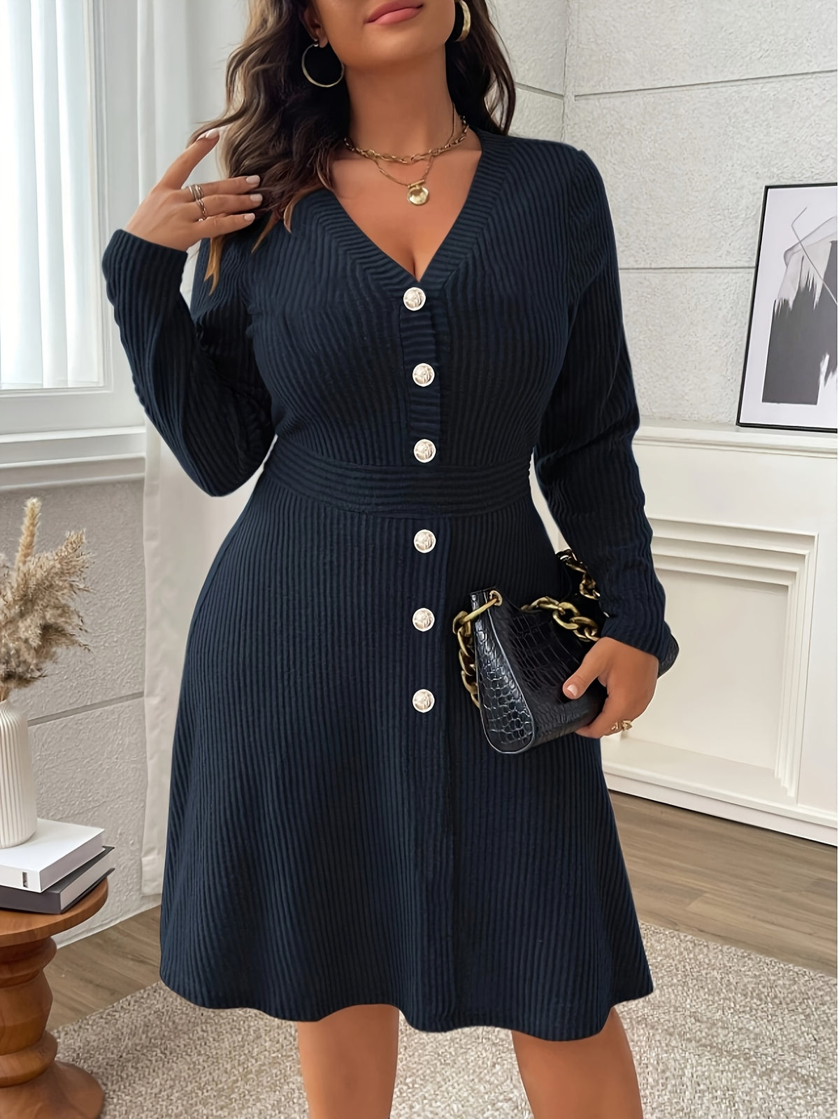 Robe grande taille au genou — Faux boutons nacrés, col en V