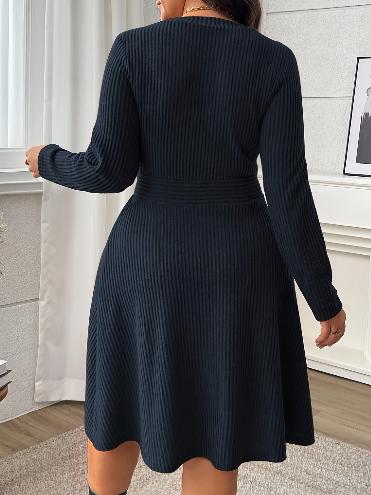 Robe grande taille au genou — Faux boutons nacrés, col en V