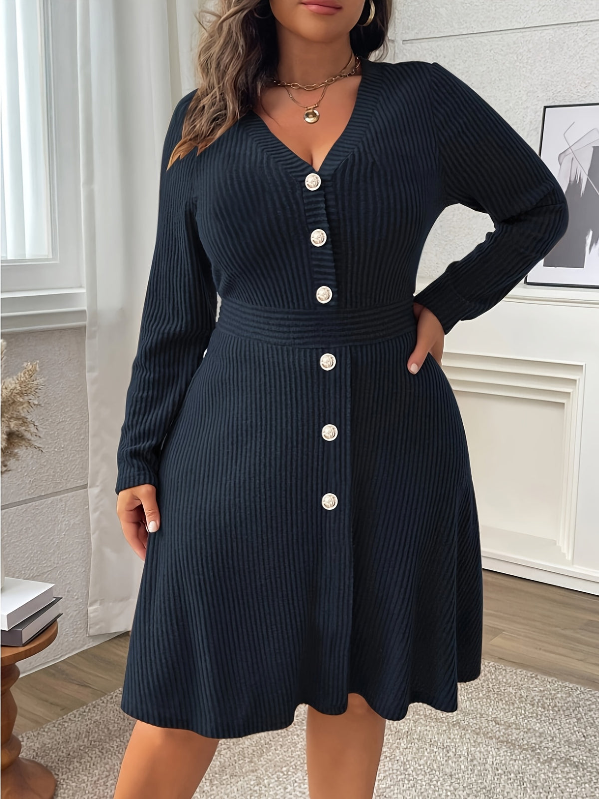Robe grande taille au genou — Faux boutons nacrés, col en V