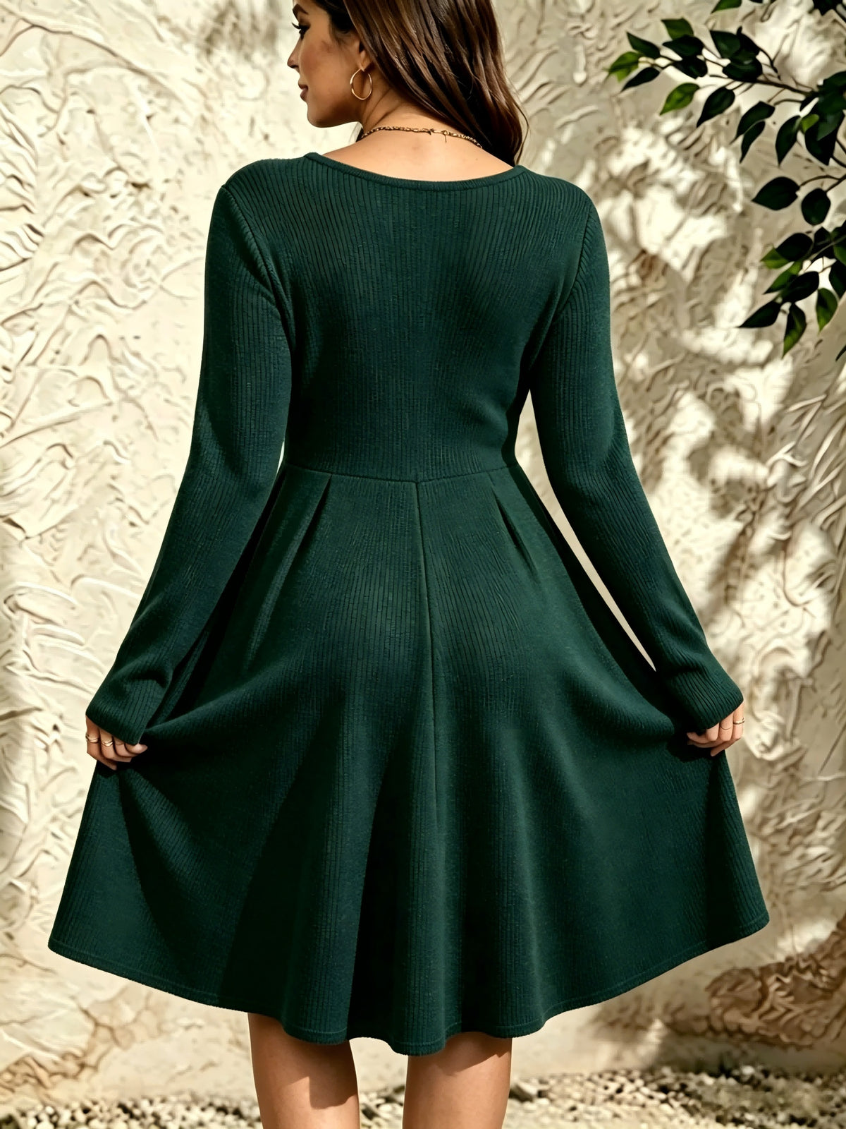 Robe grande taille cintrée, buste froncé et plis creux