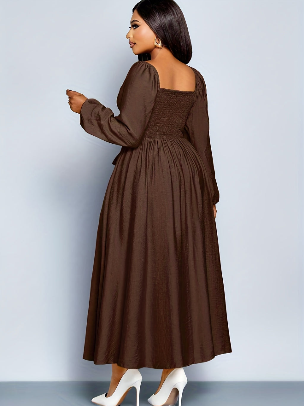 Robe grande taille — Col carré, dos smocké et manches ballon