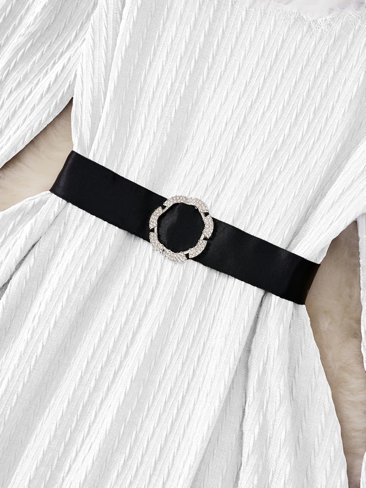Robe grande taille, maille torsadée et col V bordé de duvet