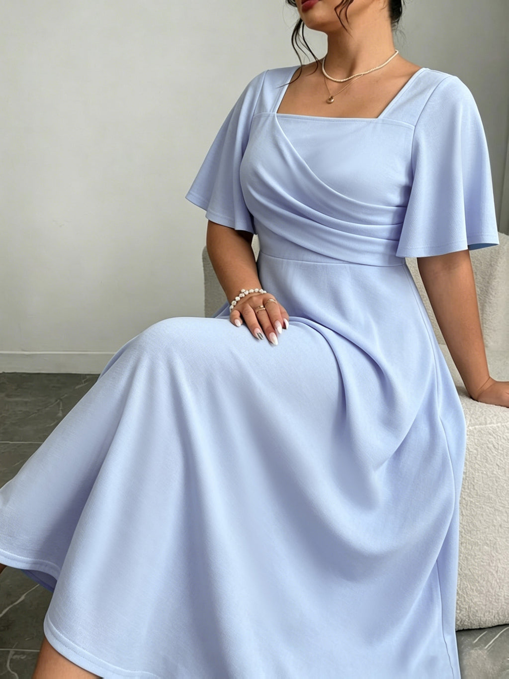 Robe grande taille moderne — Buste drapé en biais bleu ciel