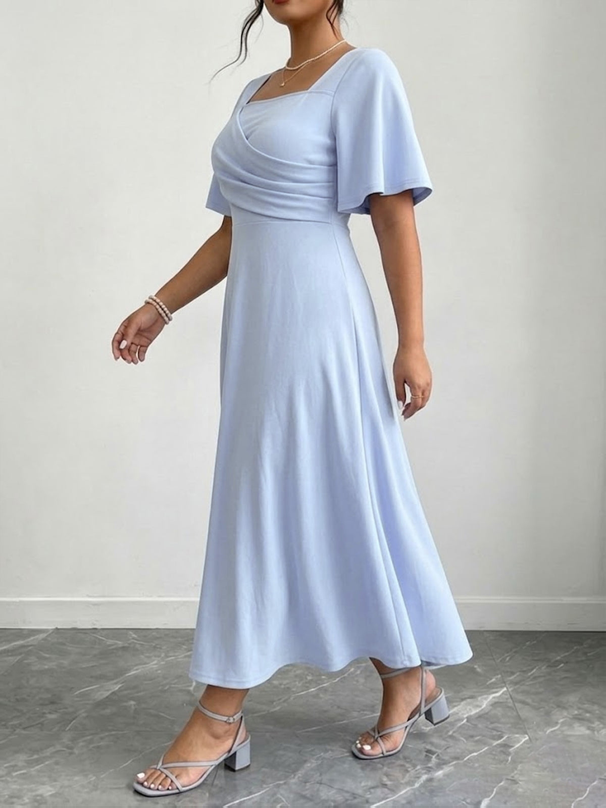 Robe grande taille moderne — Buste drapé en biais bleu ciel