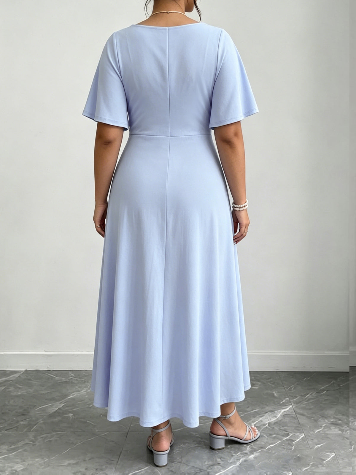 Robe grande taille moderne — Buste drapé en biais bleu ciel