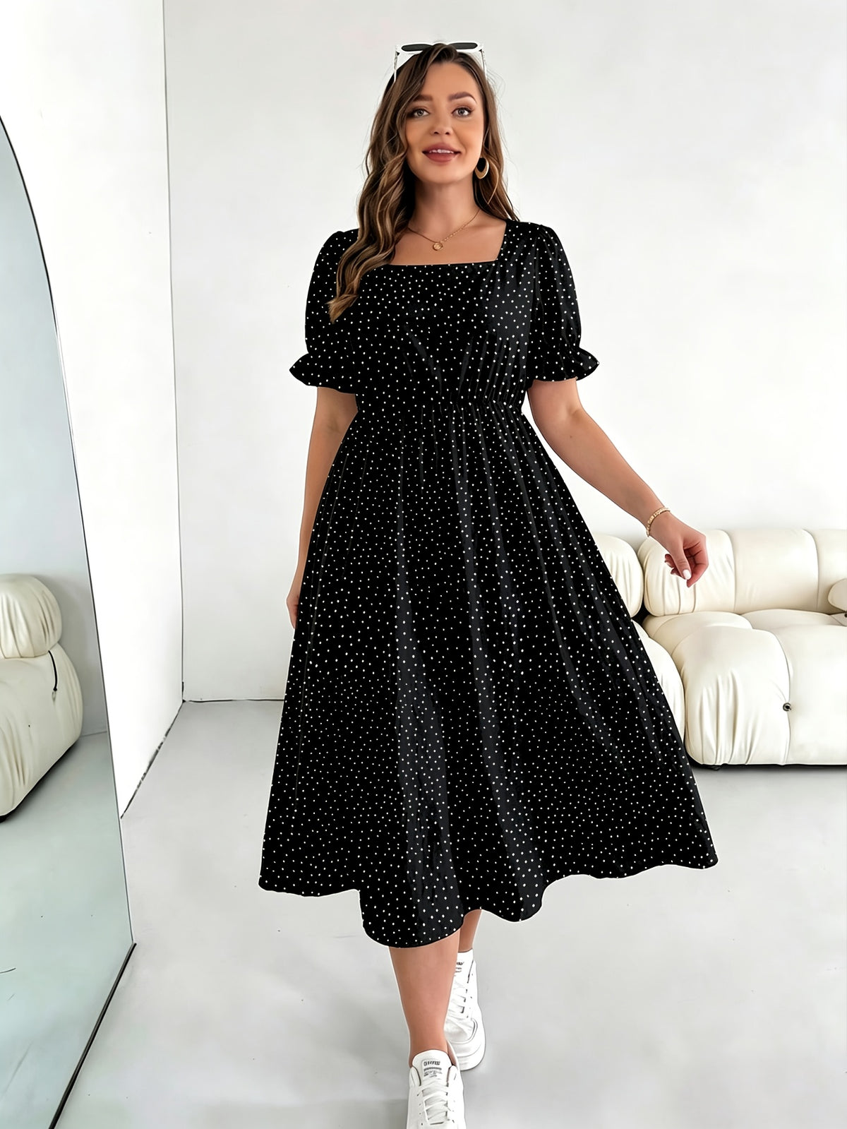 Robe mi-longue grande taille — Noire à pois et col carré