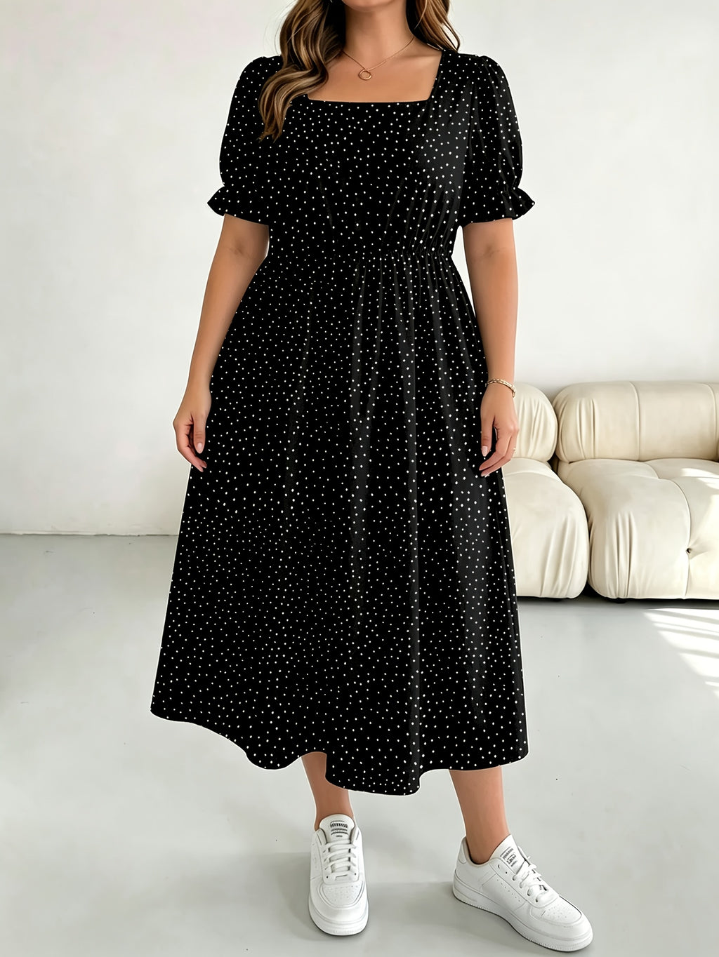 Robe mi-longue grande taille — Noire à pois et col carré
