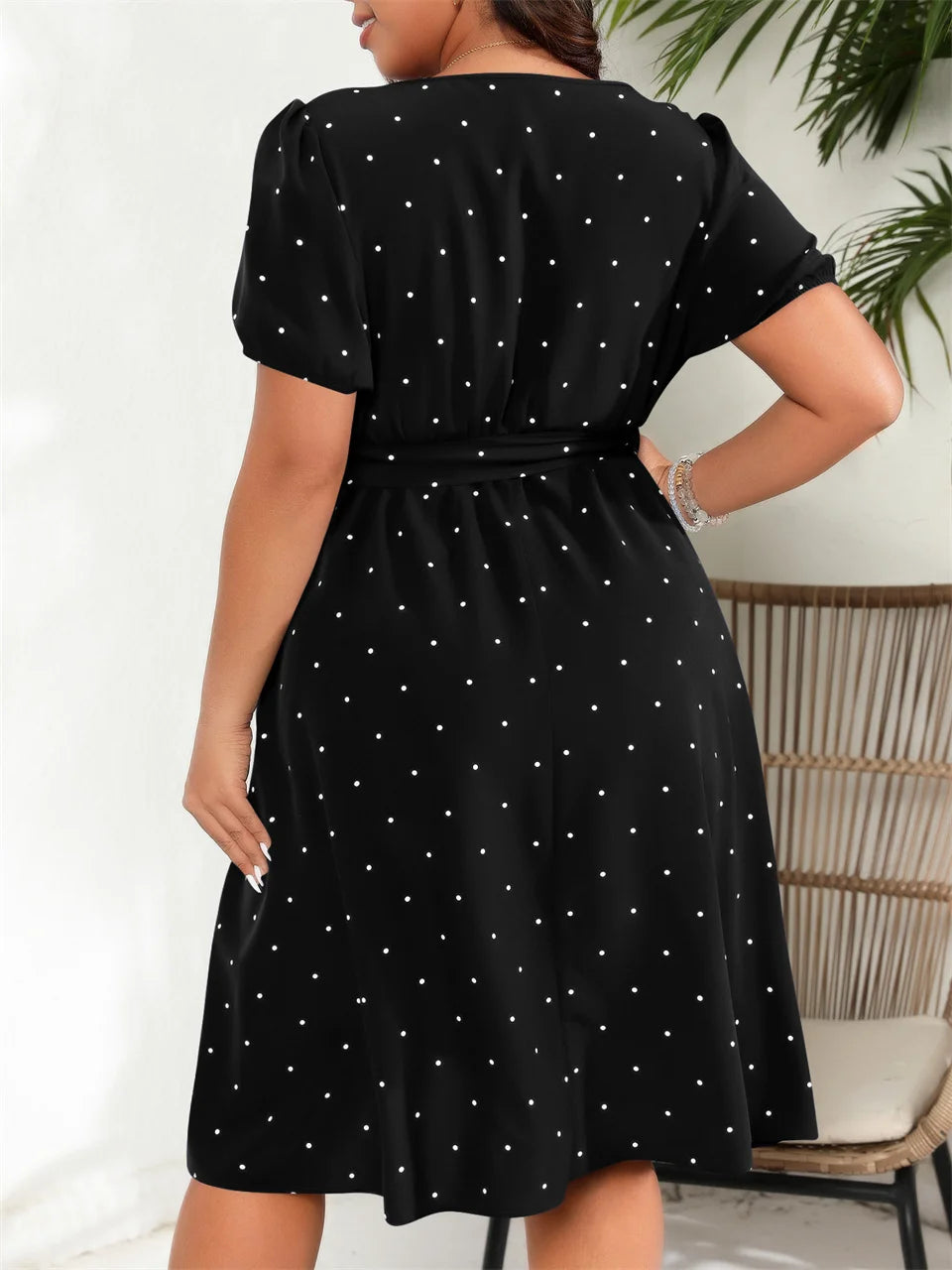 Robe grande taille à pois, coupe évasée élégante et féminine