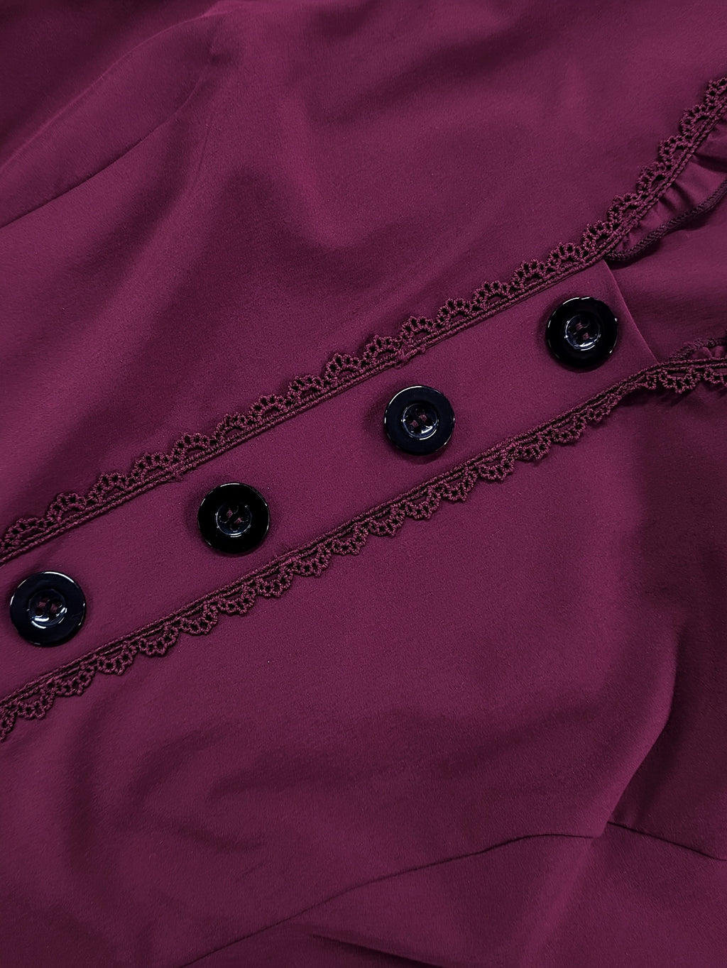 Robe grande taille, volant d'ourlet et guipure