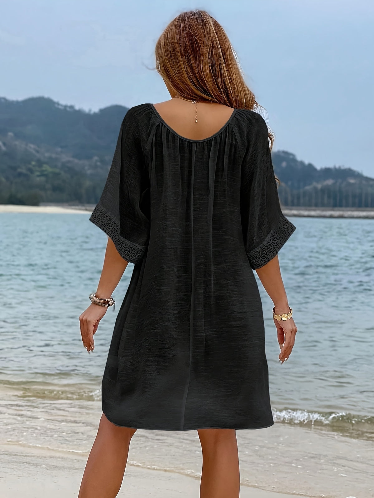 Robe grande taille en dentelle, effet ajouré, porté de face Image