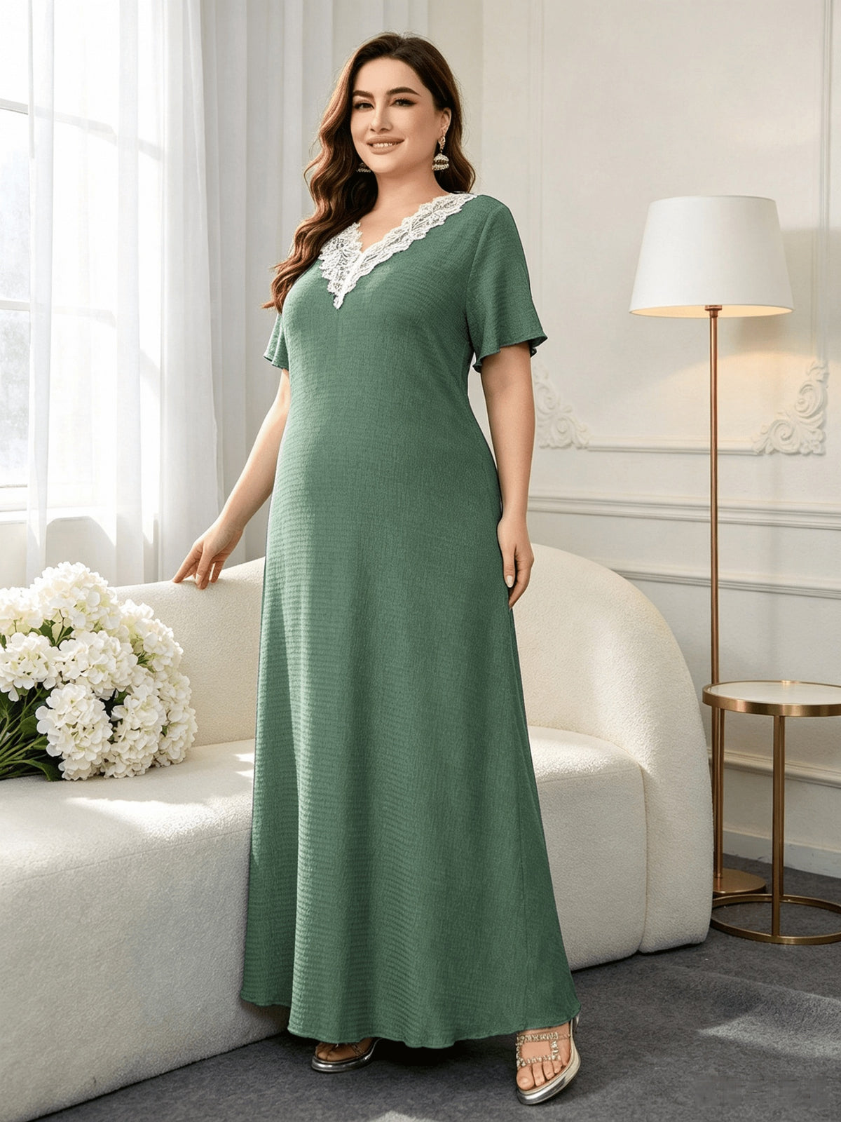 Robe de grossesse grande taille — Vert sauge, col en guipure
