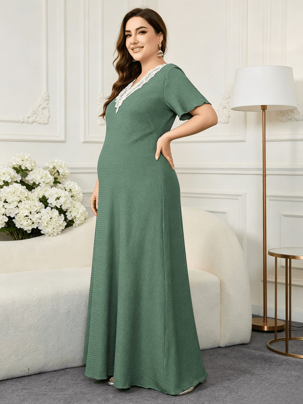 Robe de grossesse grande taille — Vert sauge, col en guipure