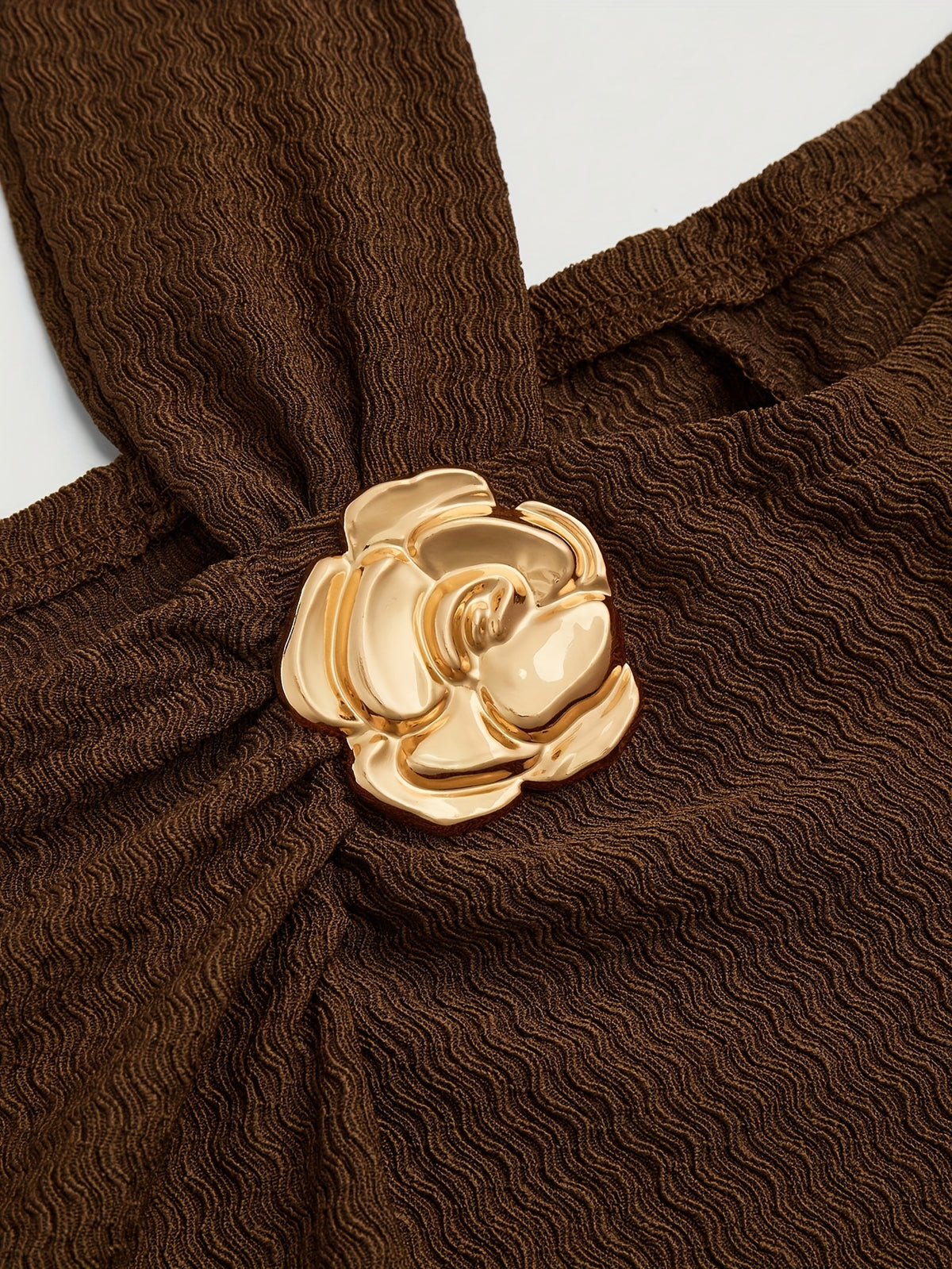 Robe habillée grande taille — Épaule ouverte et fleur dorée