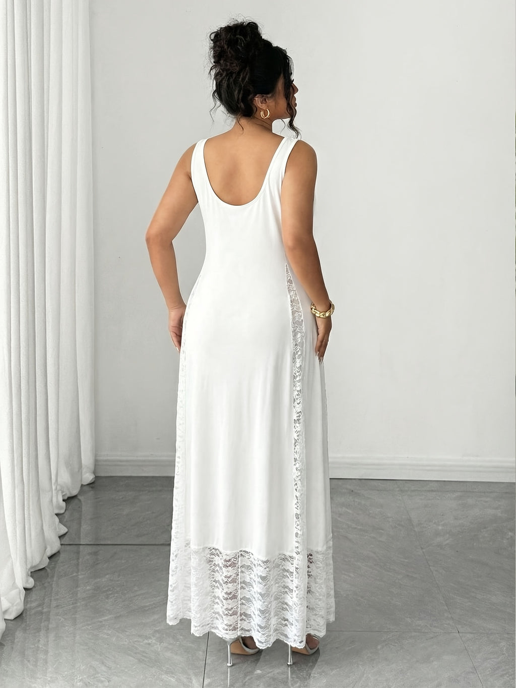 Robe longue grande taille — Blanche à bandes de dentelle