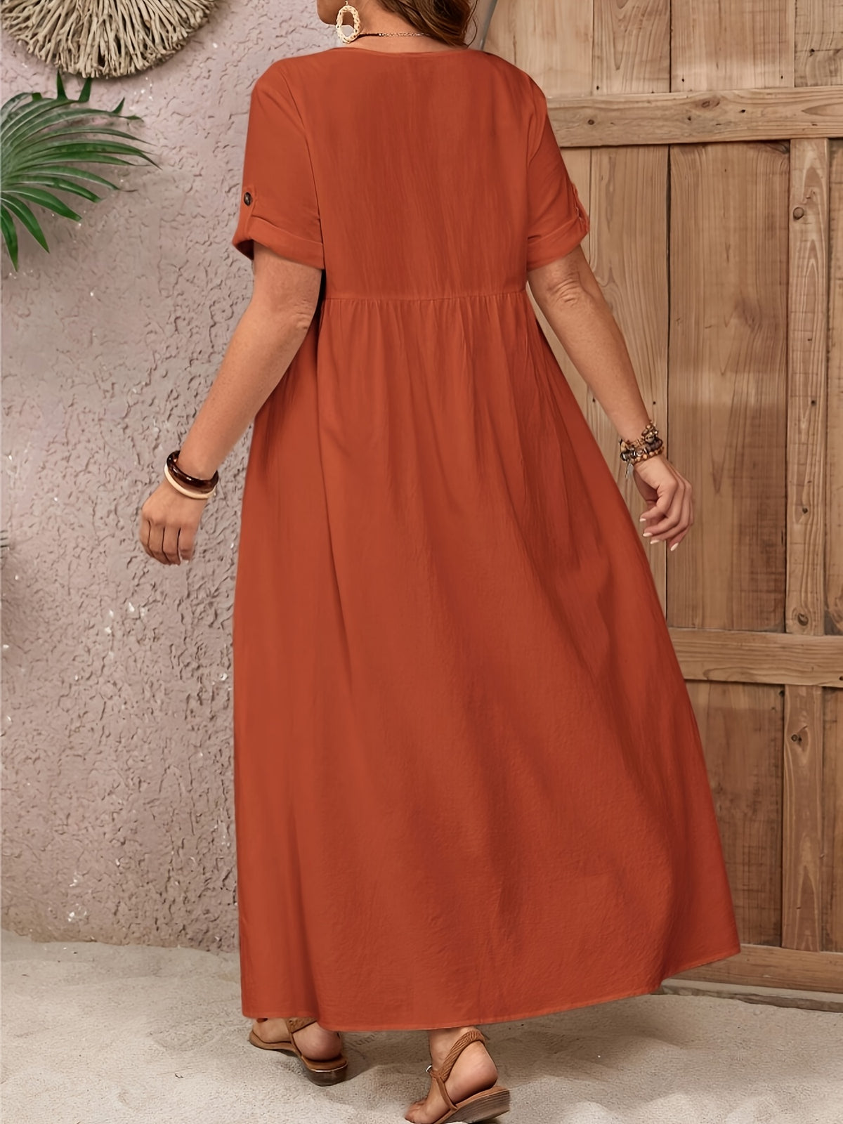 Robe longue grande taille, boutons marbrés et tissu froissé