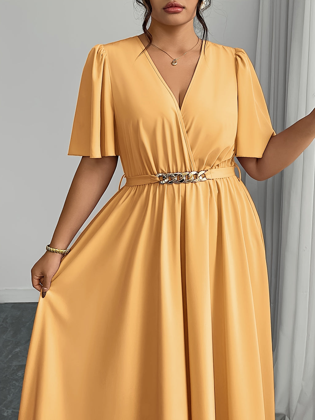 Robe longue grande taille — Cache-cœur et sa chaîne dorée