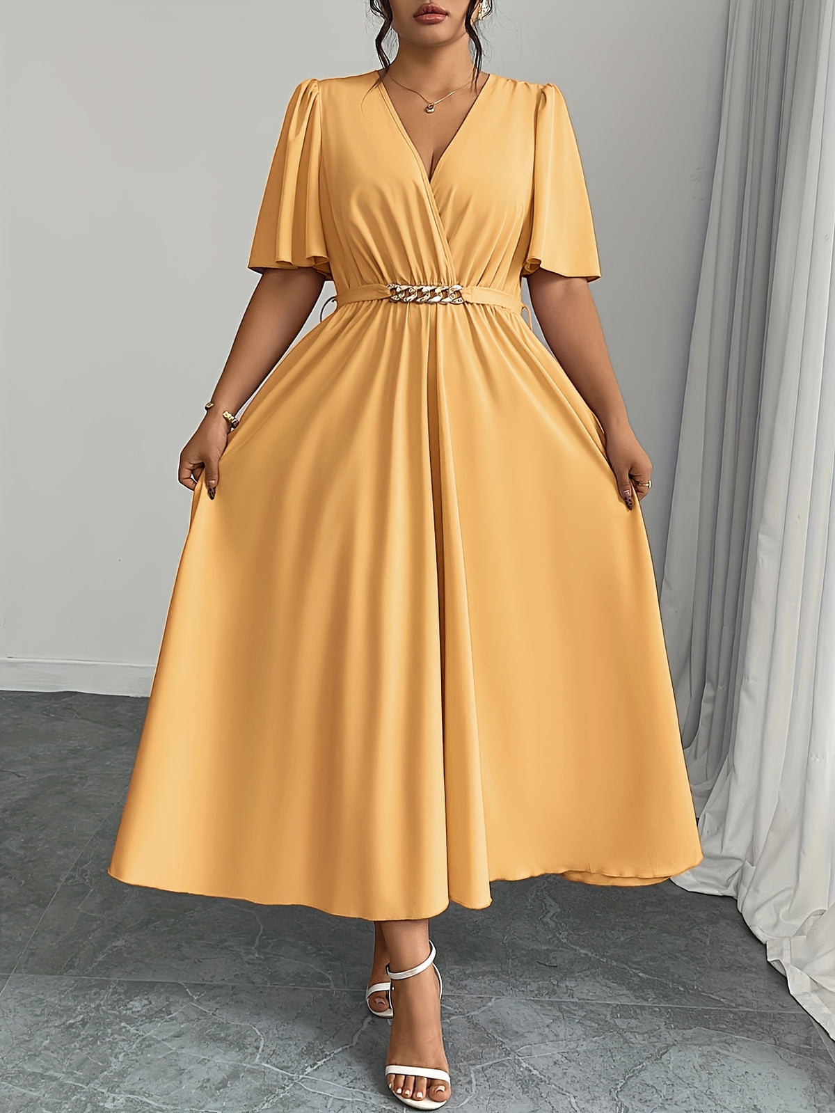 Robe longue grande taille — Cache-cœur et sa chaîne dorée