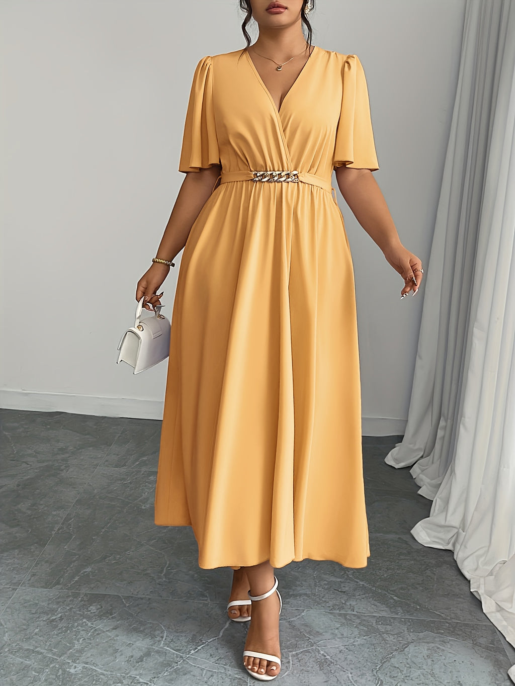 Robe longue grande taille — Cache-cœur et sa chaîne dorée
