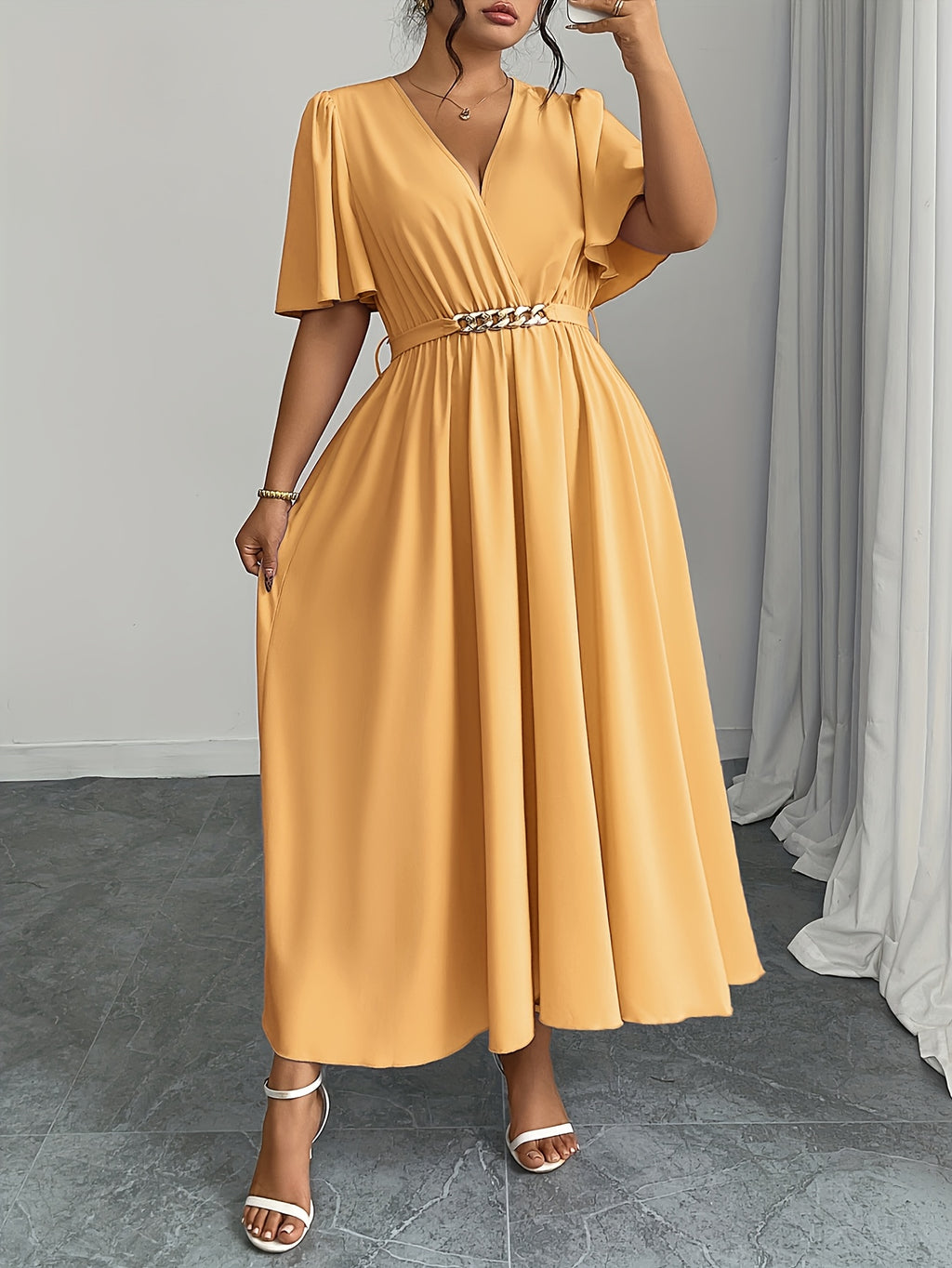 Robe longue grande taille — Cache-cœur et sa chaîne dorée