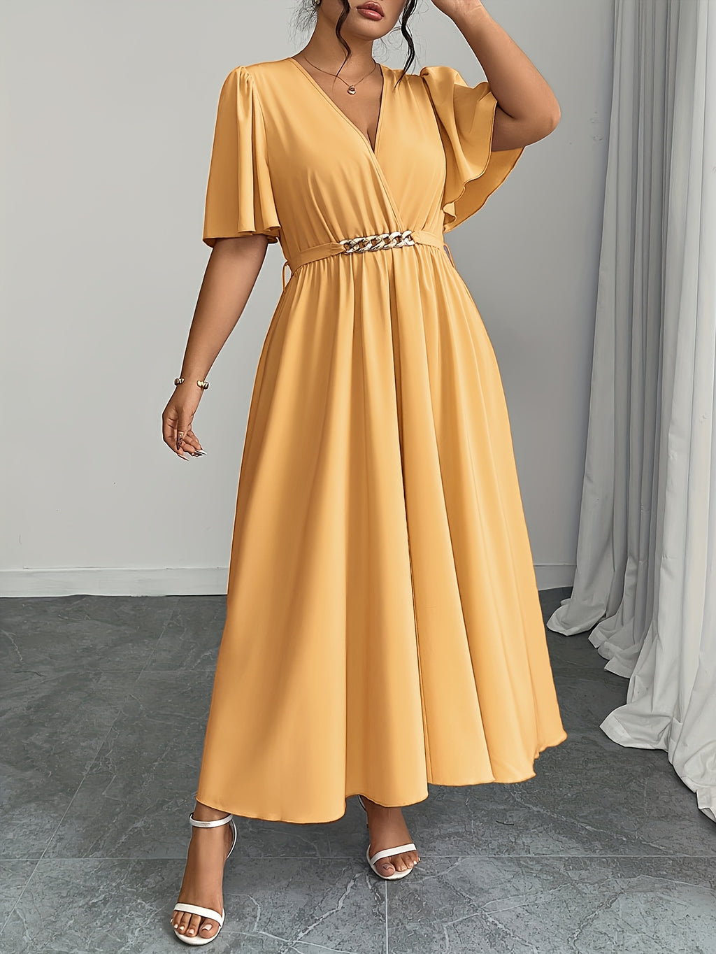 Robe longue grande taille — Cache-cœur et sa chaîne dorée
