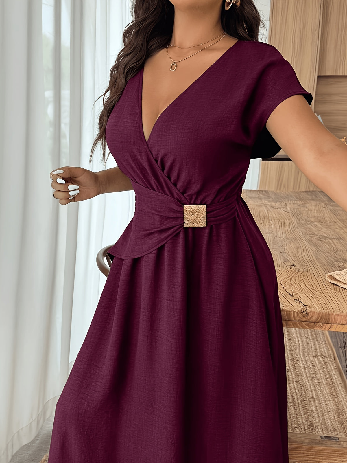 Robe cache-cœur grande taille — Taille à boucle carrée dorée
