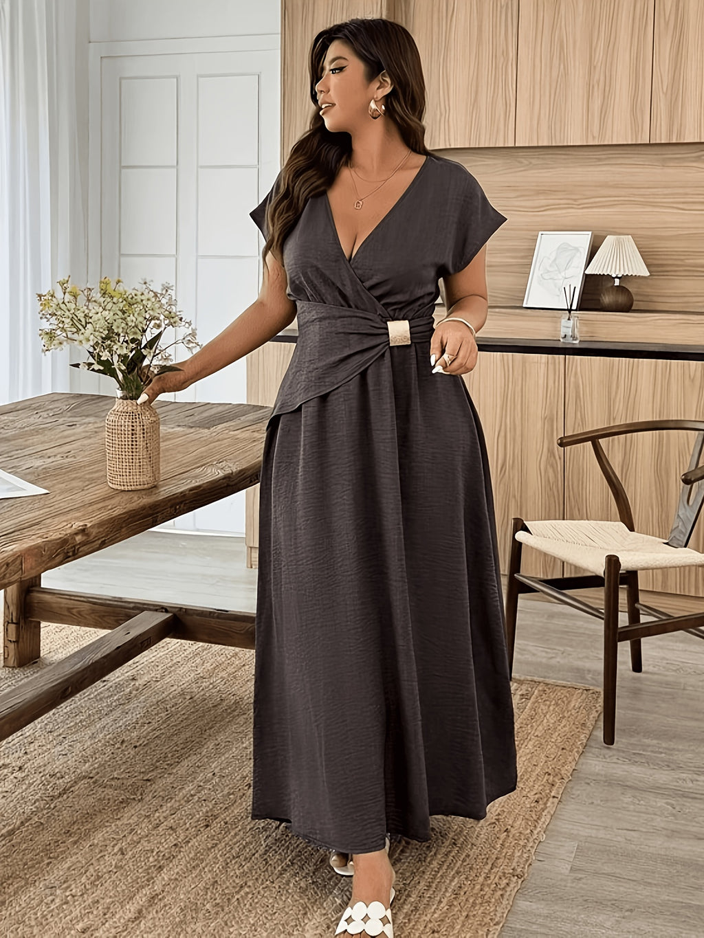 Robe cache-cœur grande taille — Taille à boucle carrée dorée