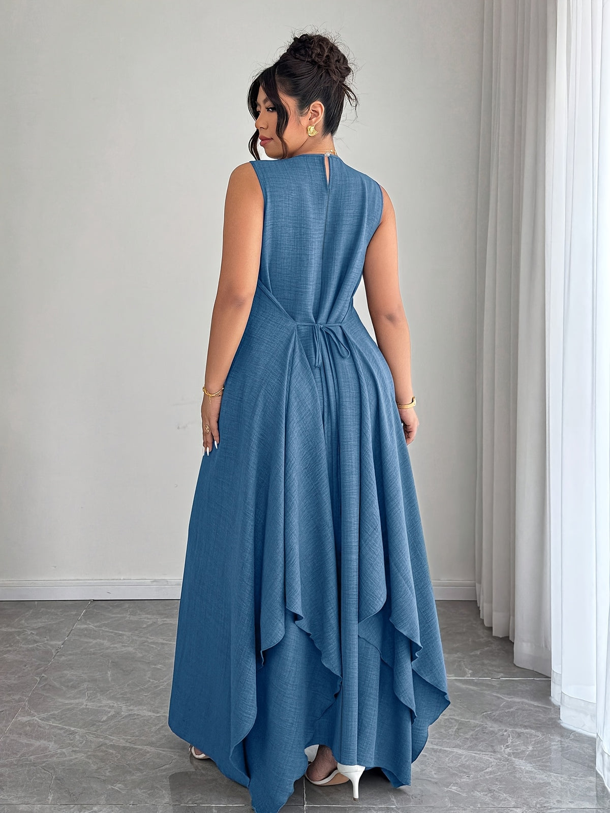 Robe longue grande taille — Bleu jean, ourlet en mouchoir