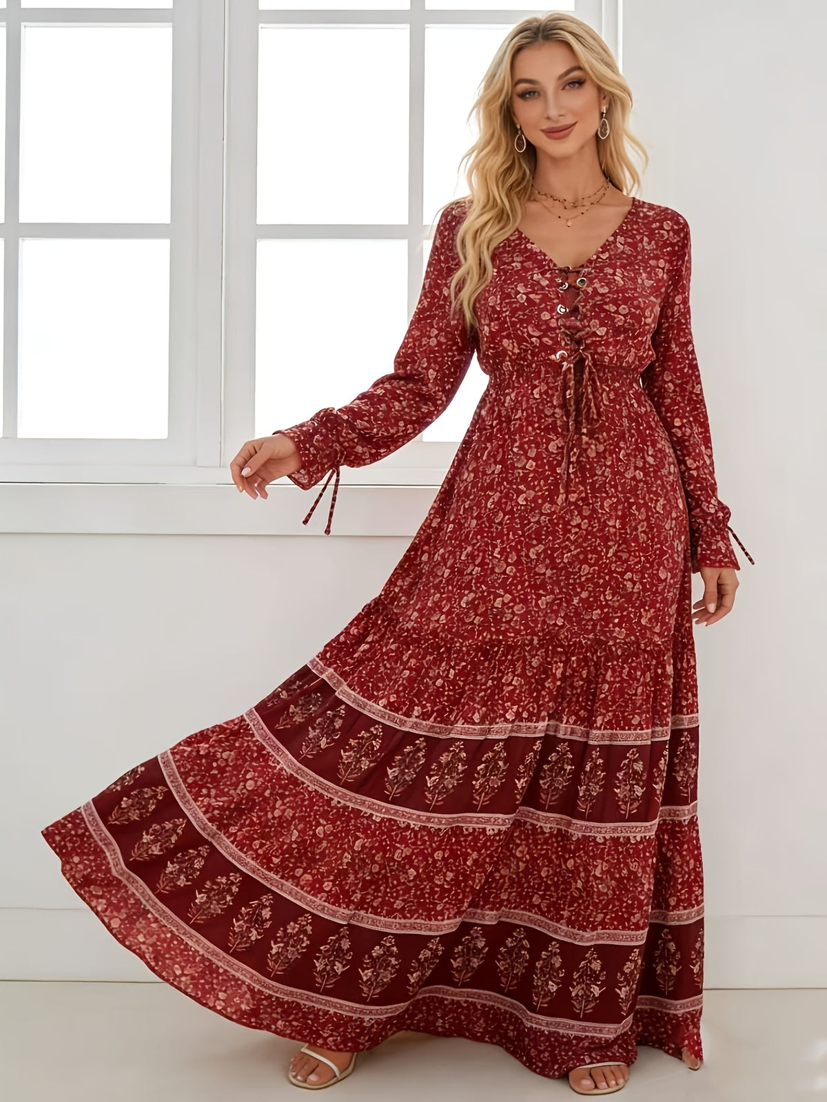 Robe longue grande taille — Laçage croisé et fleurs bordeaux