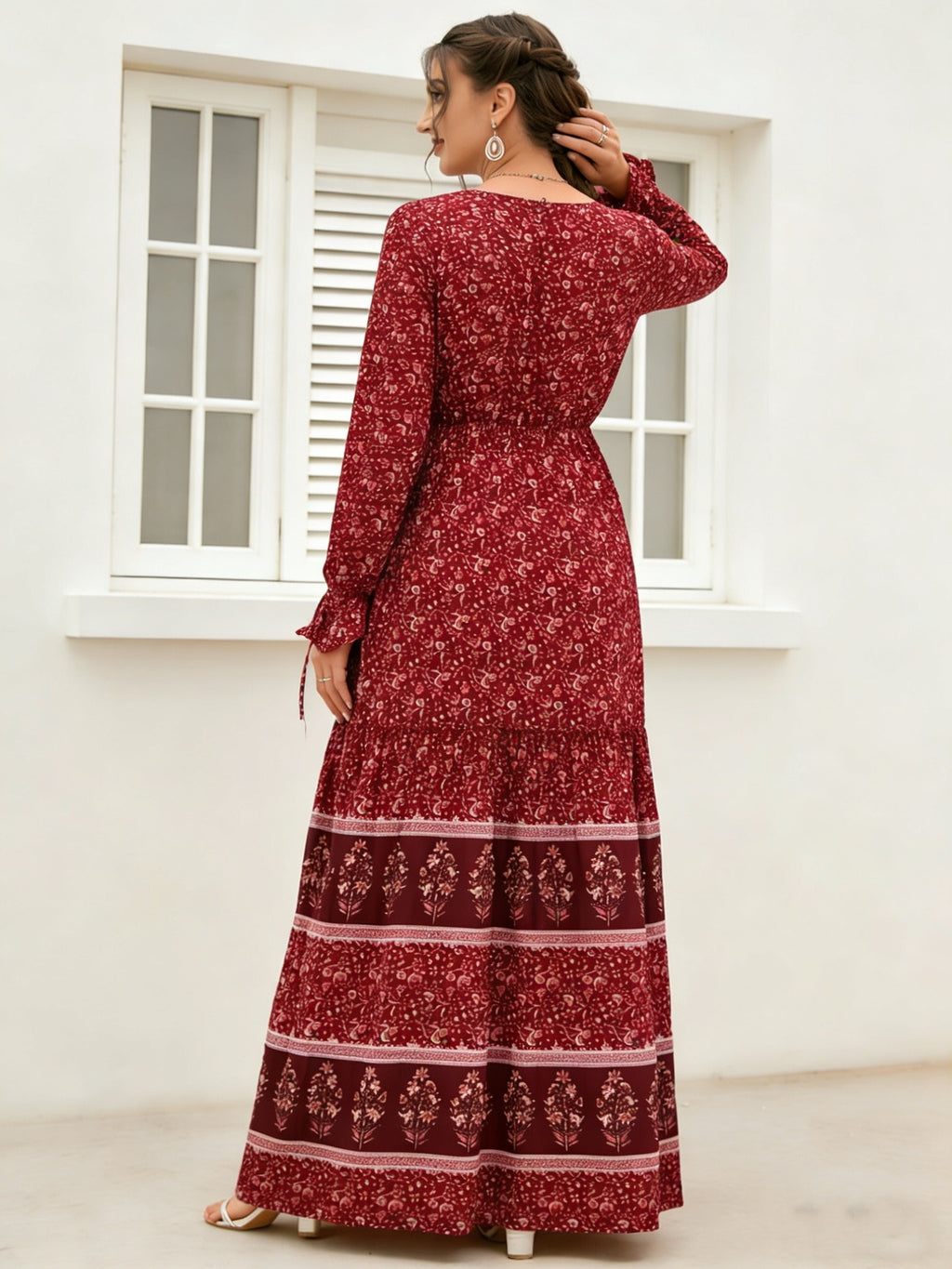 Robe longue grande taille — Laçage croisé et fleurs bordeaux