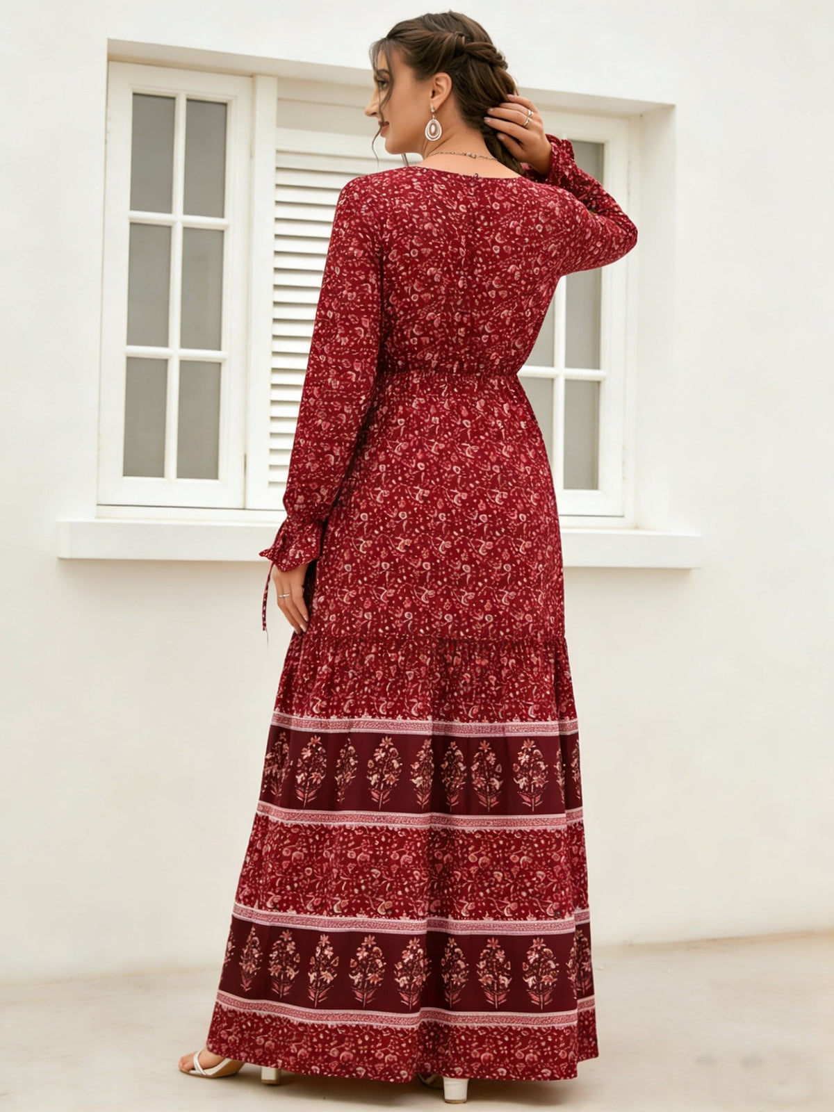 Robe longue grande taille — Laçage croisé et fleurs bordeaux
