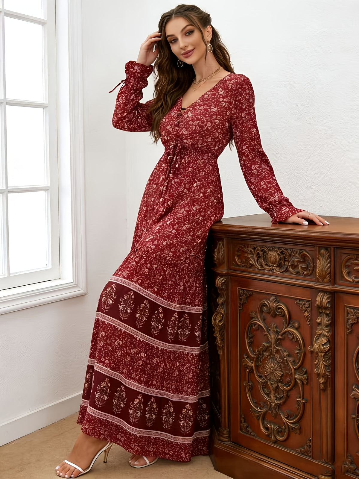 Robe longue grande taille — Laçage croisé et fleurs bordeaux