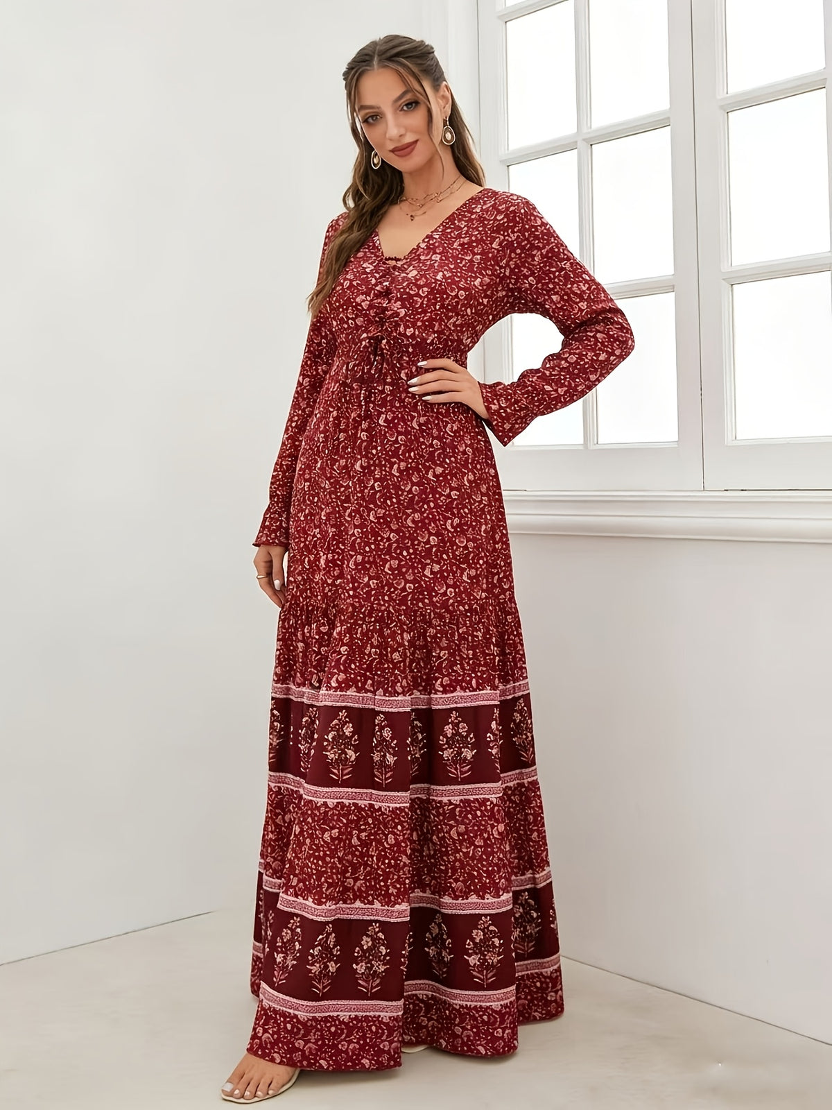 Robe longue grande taille — Laçage croisé et fleurs bordeaux