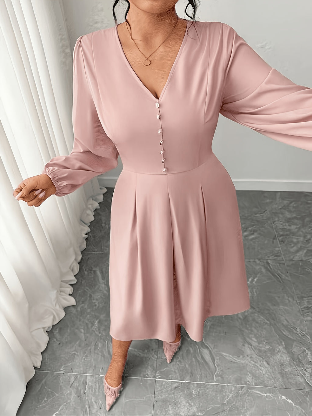 Robe longue grande taille — Boutons nacrés, col en V profond