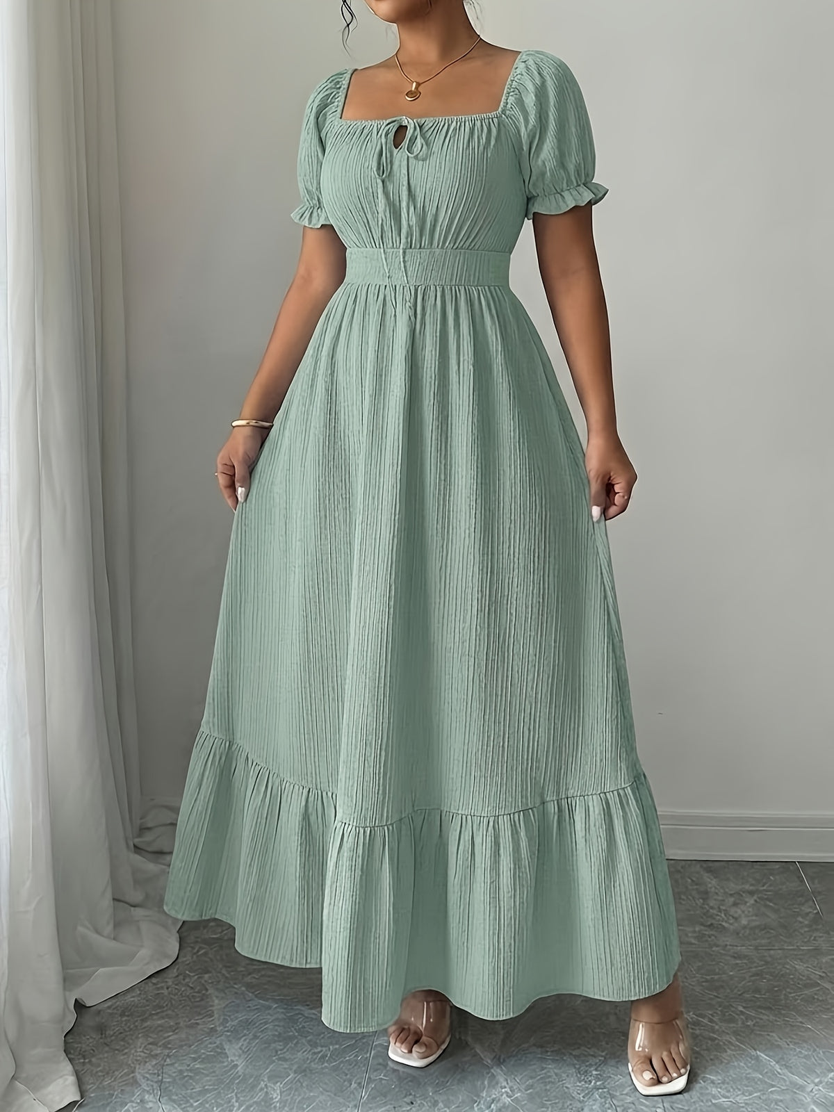 Robe longue grande taille, buste smocké et cordon à nouer