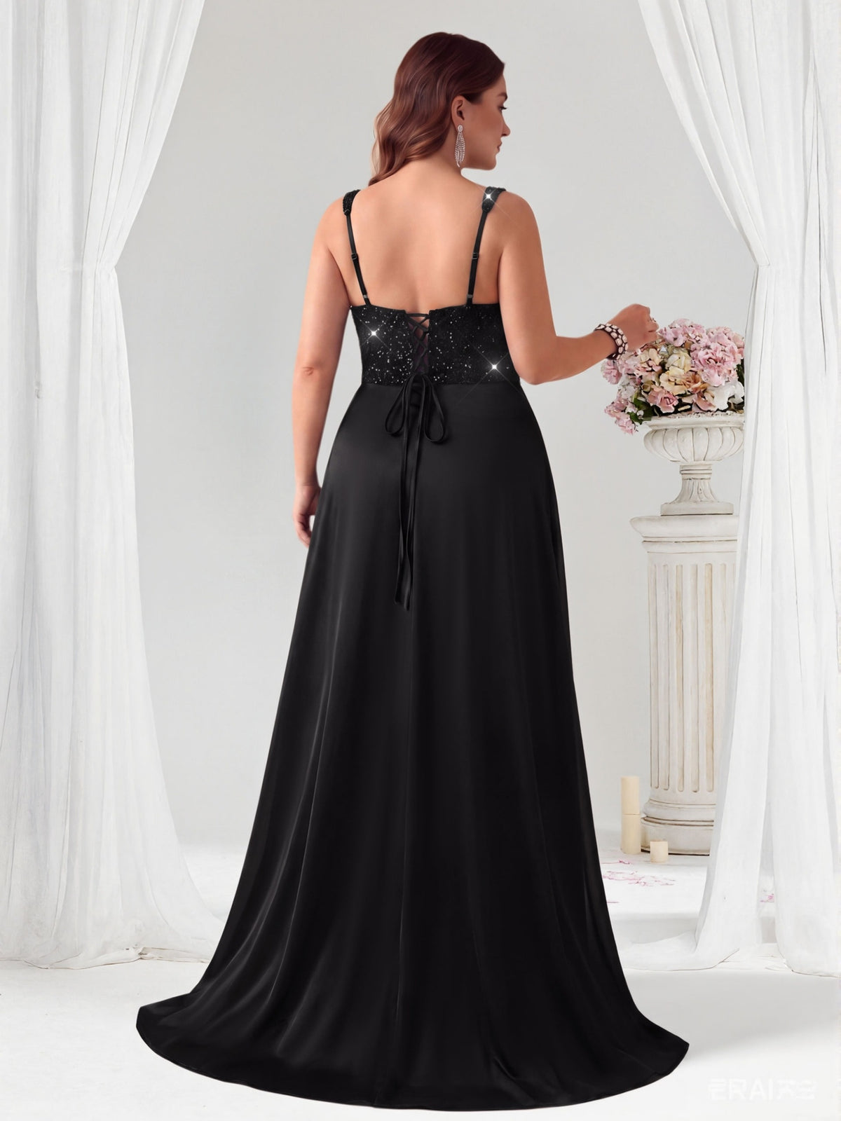 Robe longue grande taille, bustier à sequins et satin drapé