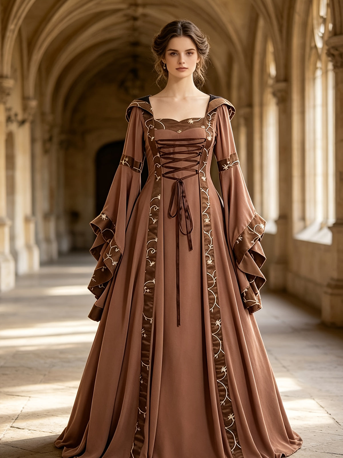 Robe longue grande taille, capuche intégrée et galon brodé