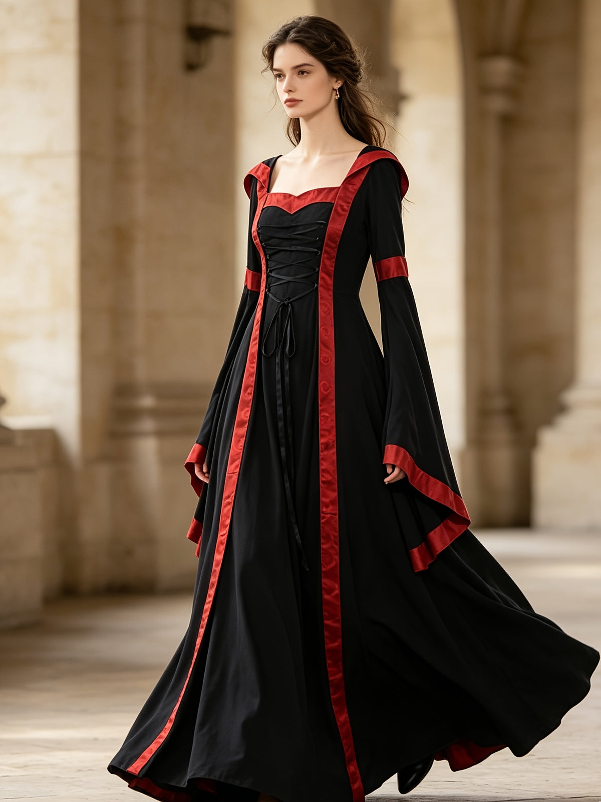 Robe longue grande taille, capuche intégrée et galon brodé