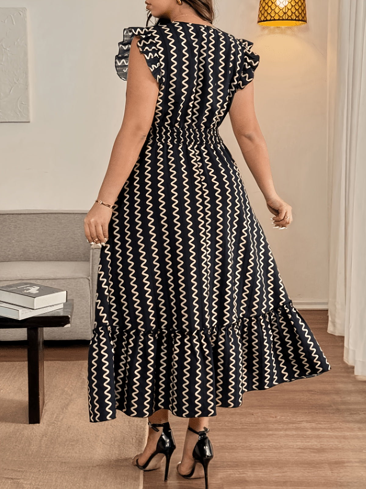 Robe longue grande taille — Chevrons crème sur bleu marine