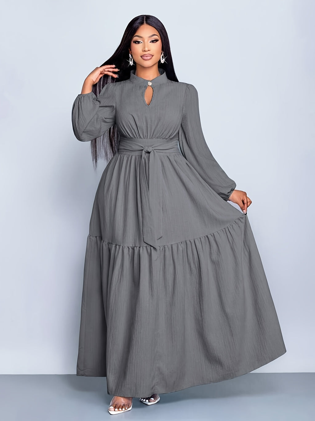 Robe longue grande taille, col montant et jupe à empiècement